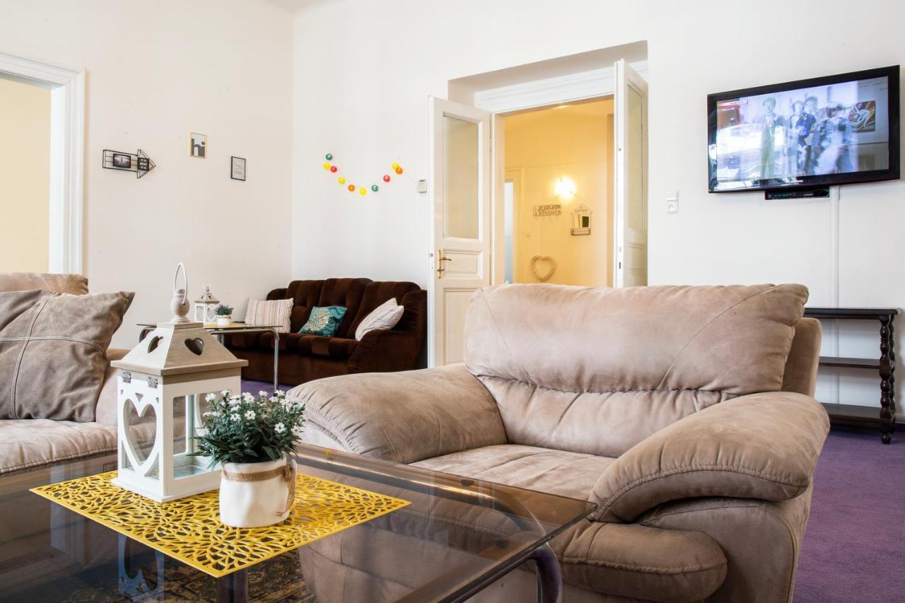 Apartment Large 3 Bdr In The Heart Of *