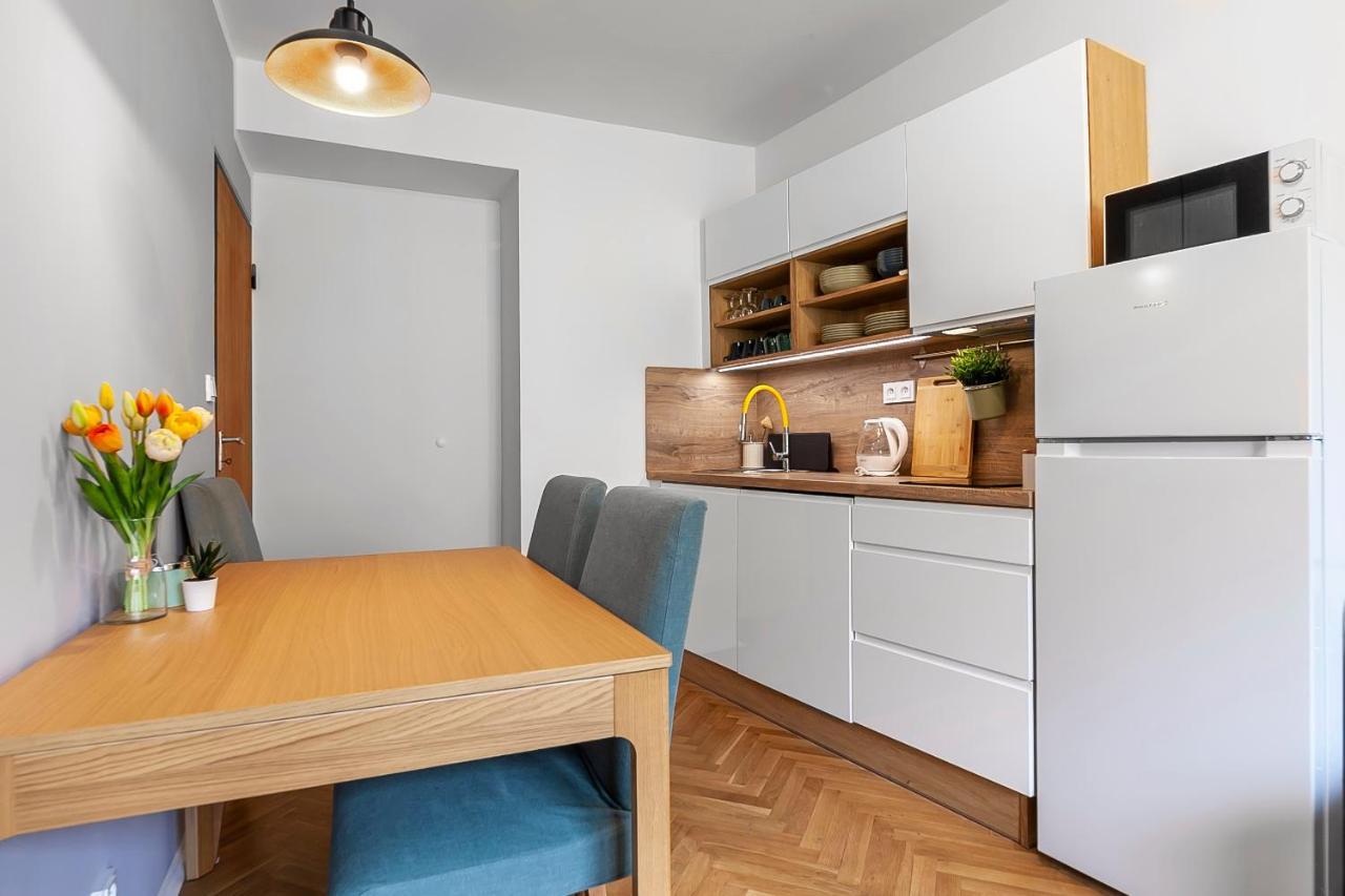 Popular Location / Street View / 4 Ppl / Netflix Apartment *