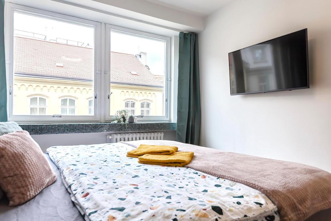 Popular Location / Street View / 4 Ppl / Netflix Prague