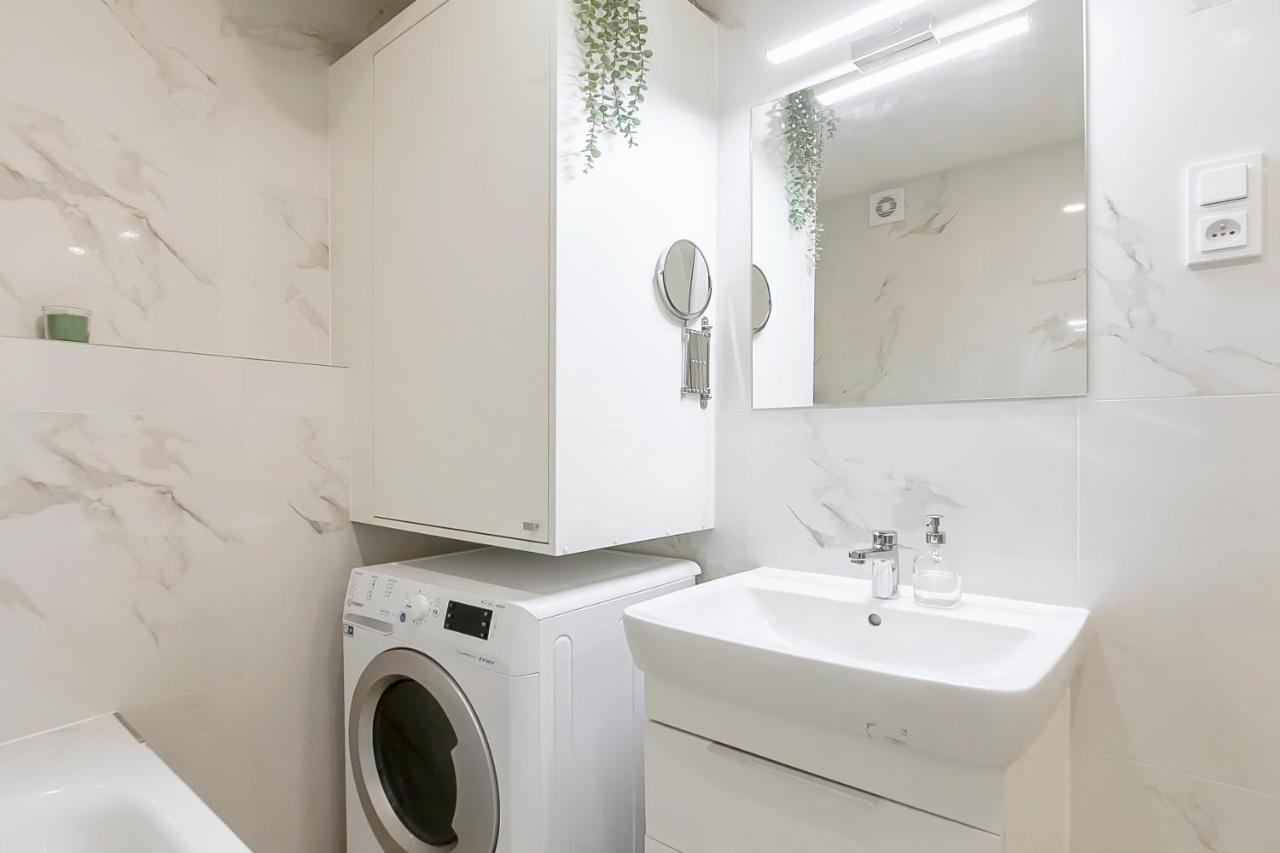 Popular Location / Street View / 4 Ppl / Netflix Prague