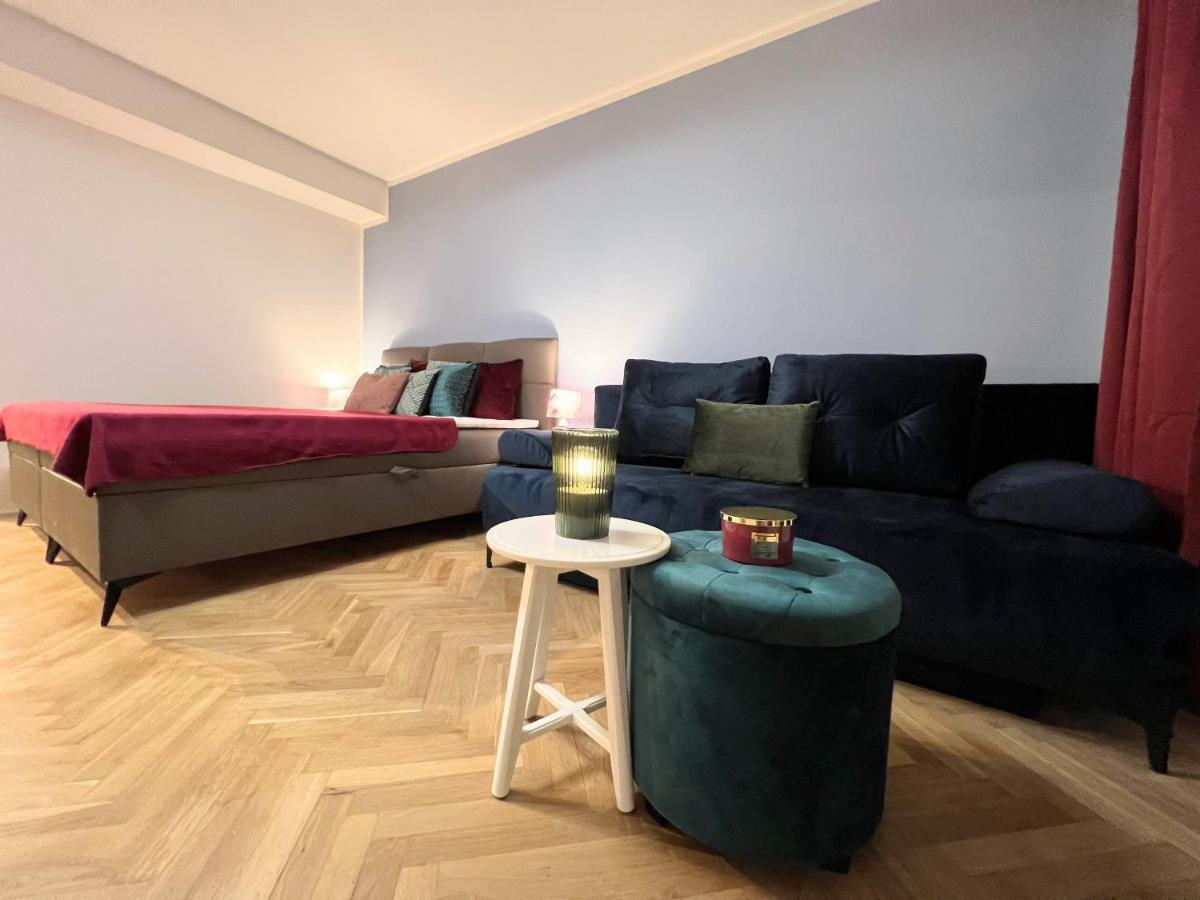 Quiet & Cozy Apartment/ Balcony / Popular Location Apartment *