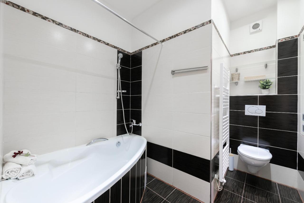 10 Min City Centre 5 People Apartment, Free Coffee * Praga