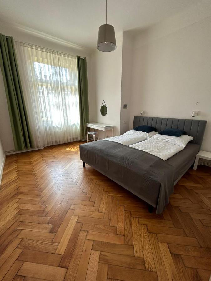 Central Square Apartment *