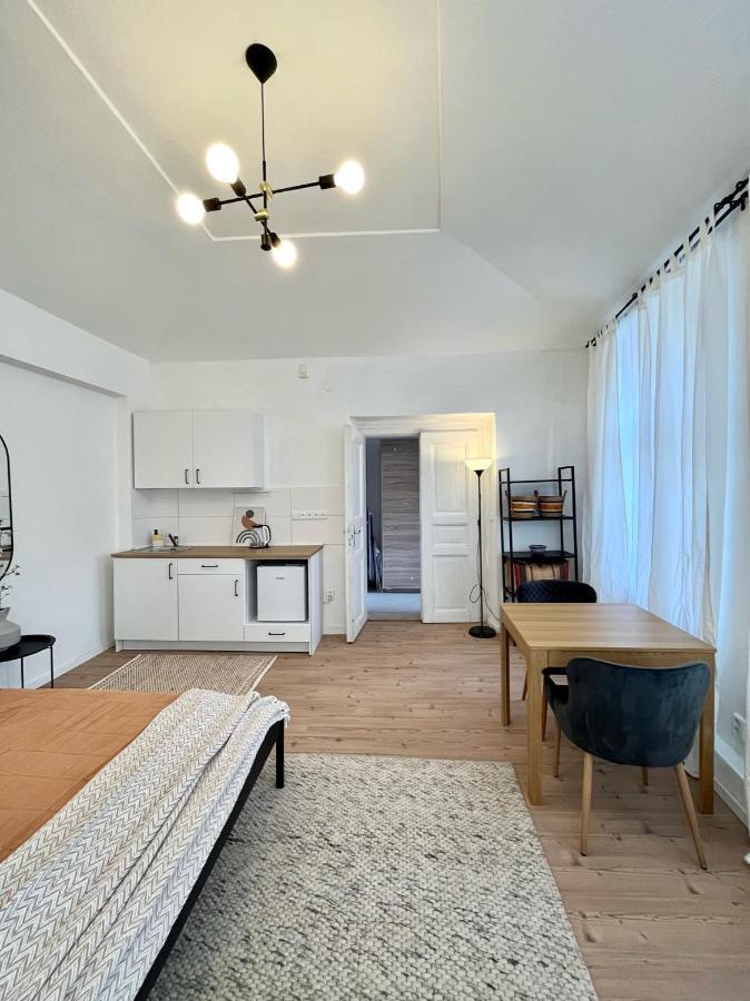 Apartment Homely Close To Metro Palmovka *