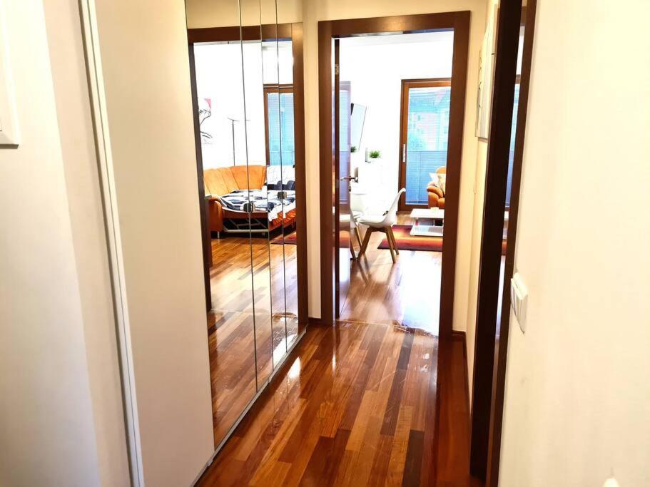 Entire Apartment, Near Clarion, O2 Arena, Metro 3 Min, Easter Market In Center 15 Min * Prag