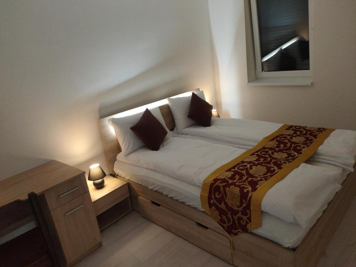Hotel Sun-house Pension&restaurant -parkingfree- Praga