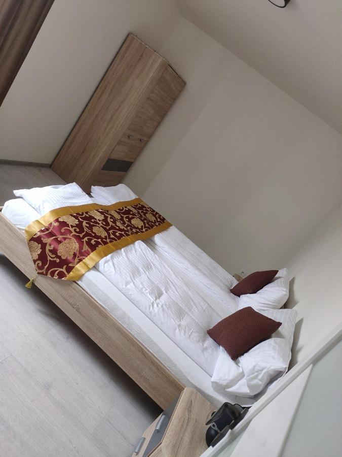 Sun-house Pension&restaurant -parkingfree- Praga