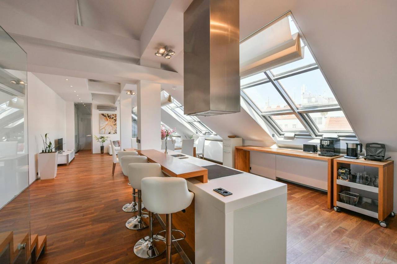 Luxury Penthouse With Sauna, Terrace, 250m2, 5bdrm, 3bthrm Apartamento
