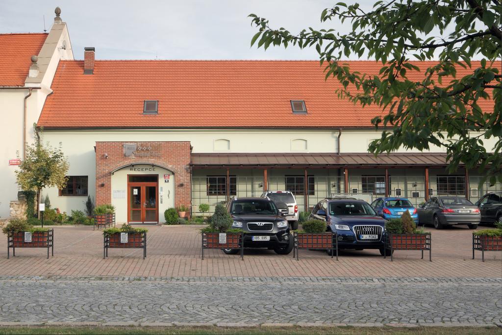 Chvalska Tvrz Otel 3*