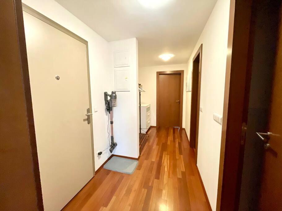 Daire Entire Apartment, Near Clarion, O2 Arena, Metro 3 Min, Easter Market In Center 15 Min *