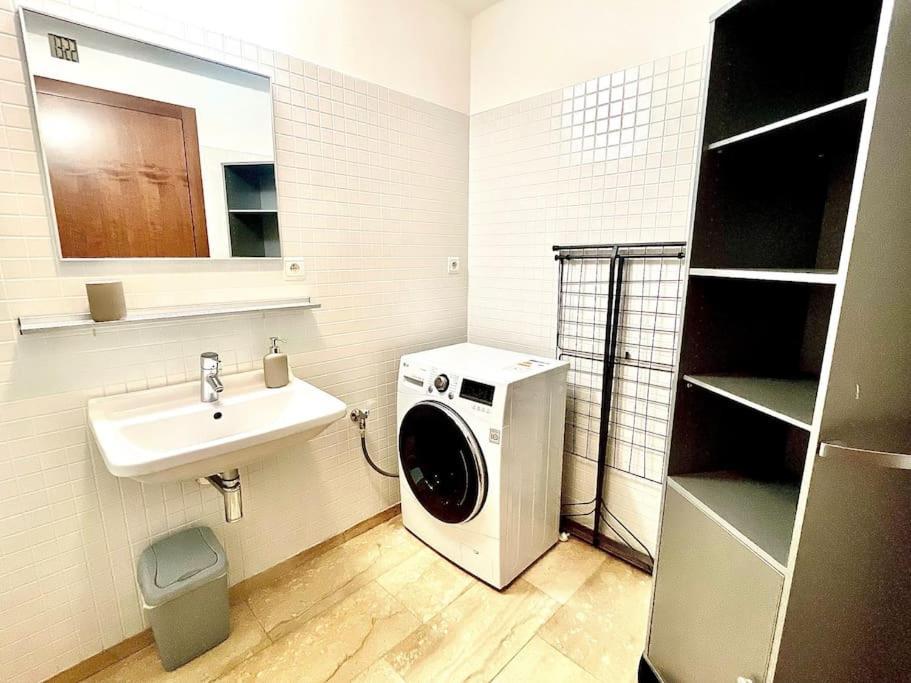 Daire Entire Apartment, Near Clarion, O2 Arena, Metro 3 Min, Easter Market In Center 15 Min *