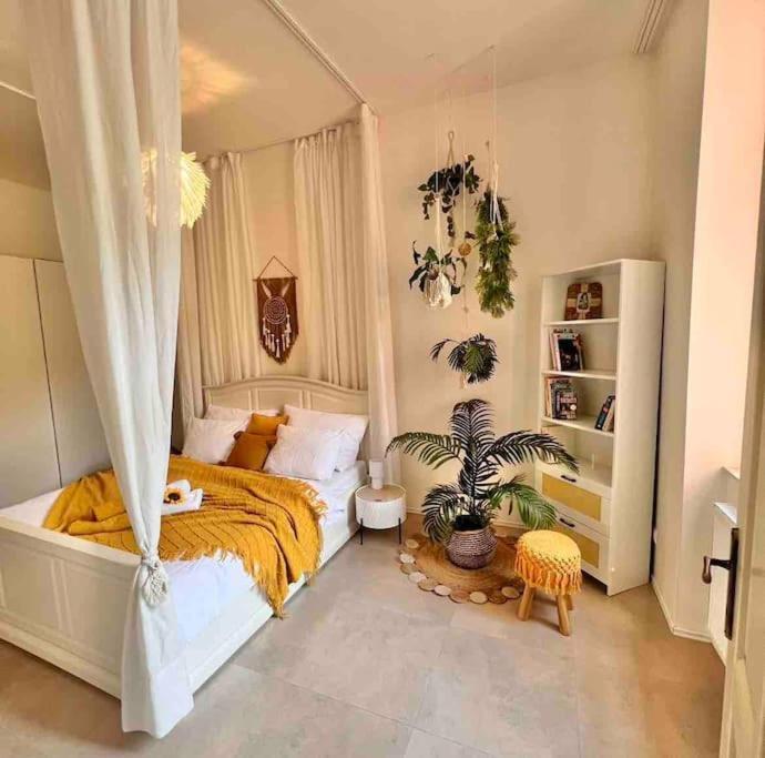 Quiet Boho Whit A Balkony Near The Center * Prague