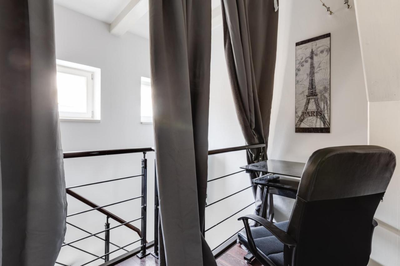Daire Spacious Stylish Attic In The Heart Of The Center - Karlovo Prag