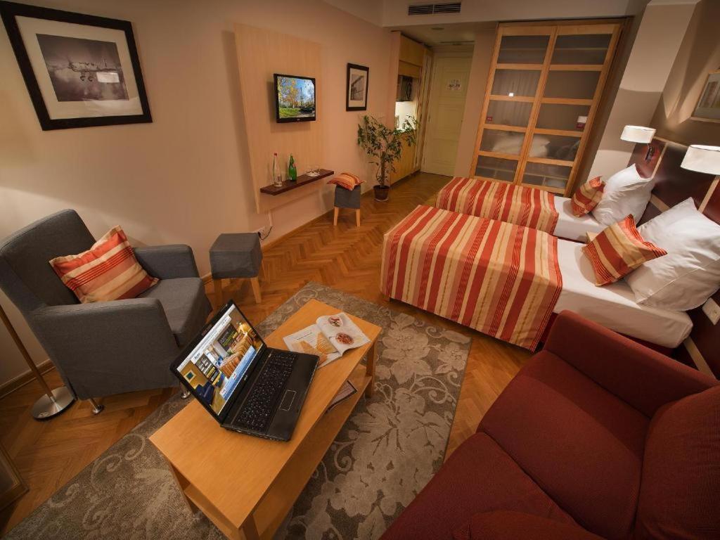 Ea Julis Hotel