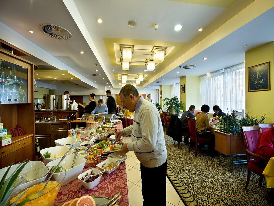 Ramada Centre Hotel 4*