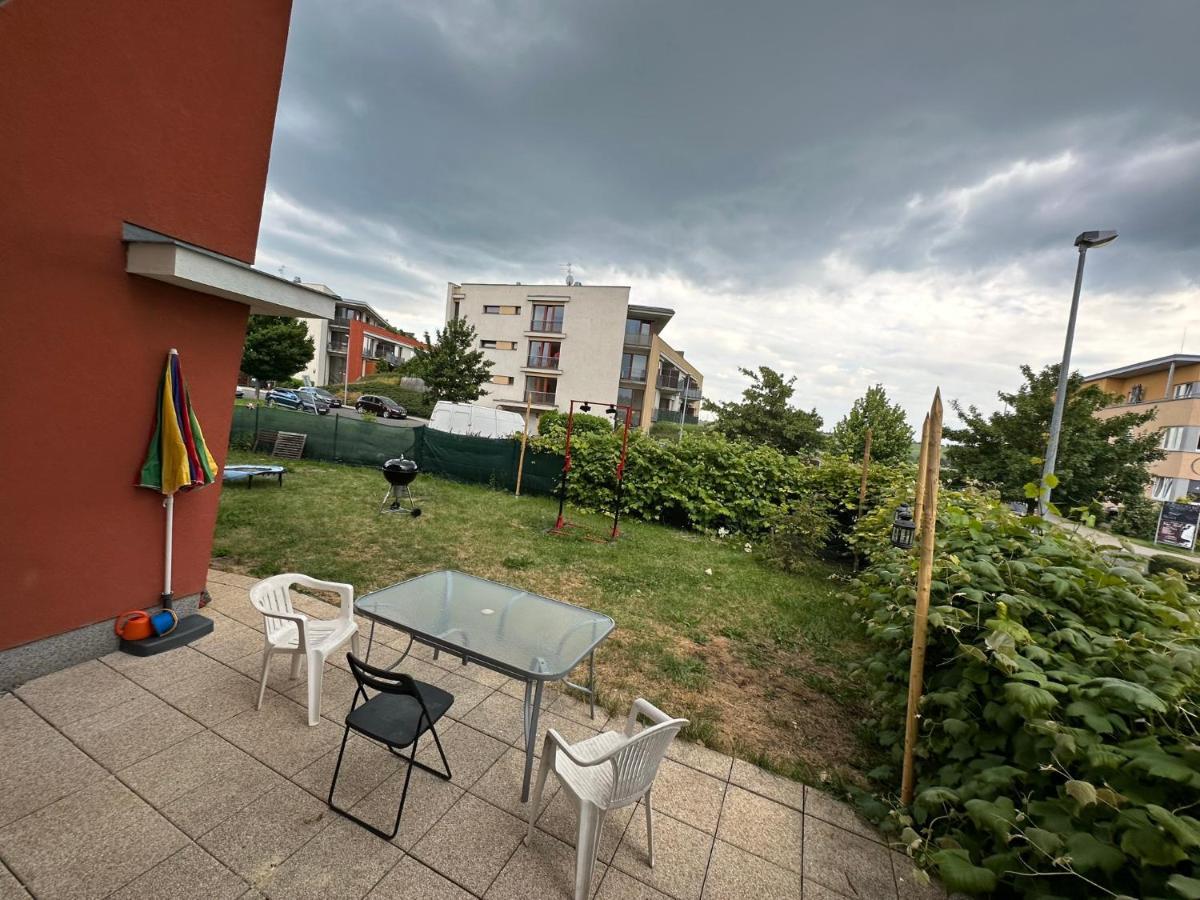 Simple With Garden 15 Min From Center&airport Daire Prag