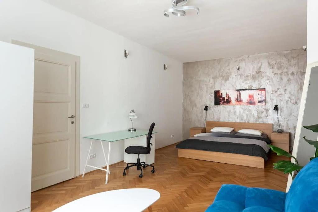 2 Bedrooms Near Wenceslas Sq Apartment *