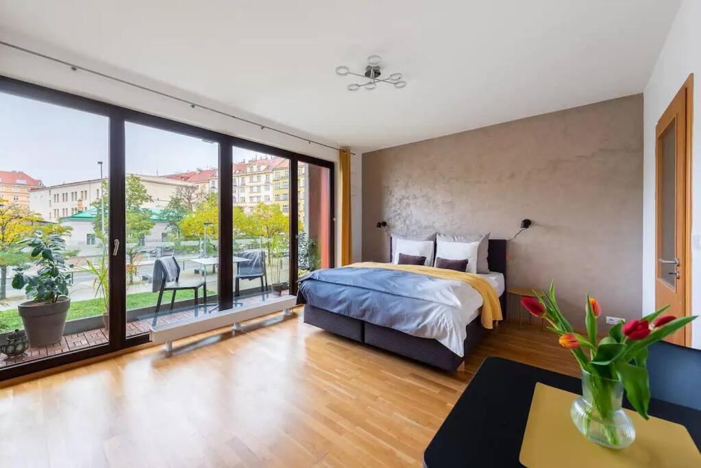 Apartment W/ Free Garage Parking *