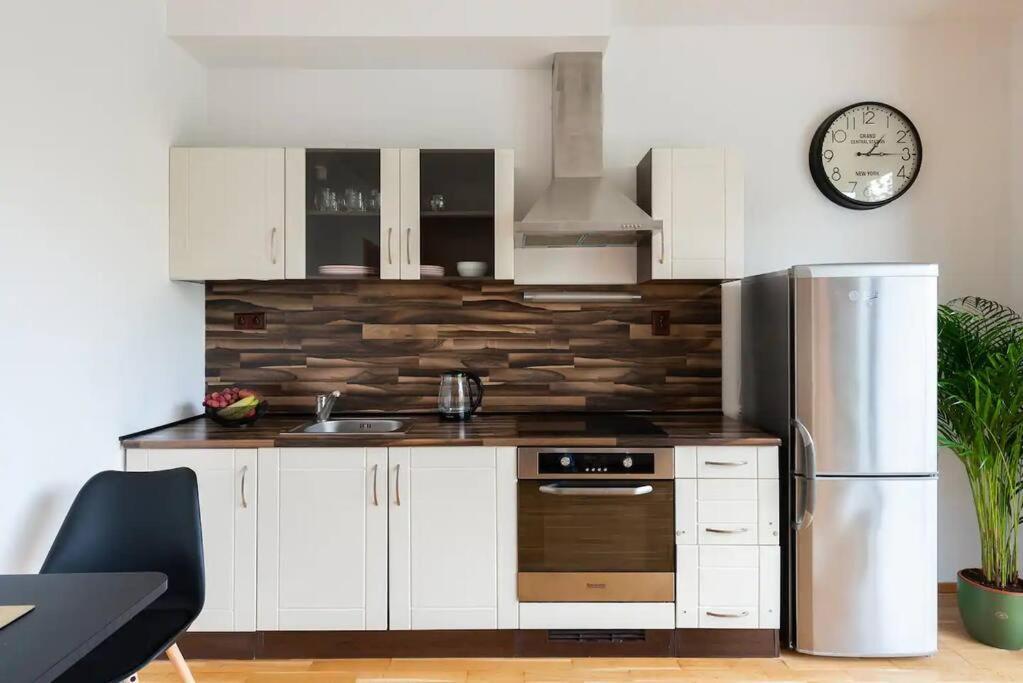 Apartment W/ Free Garage Parking *
