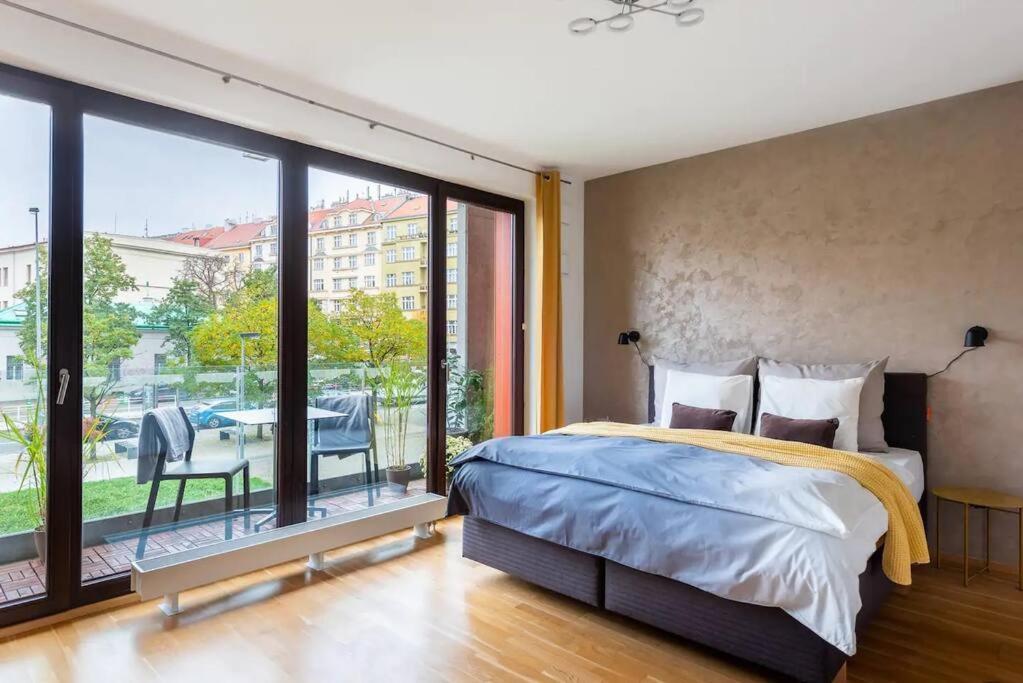 W/ Free Garage Parking Apartment