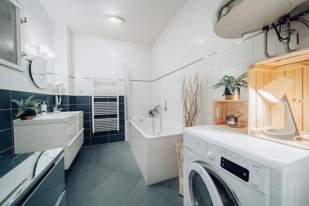 Downtown 2bd Riverside Near Dancing House Appartement Prague