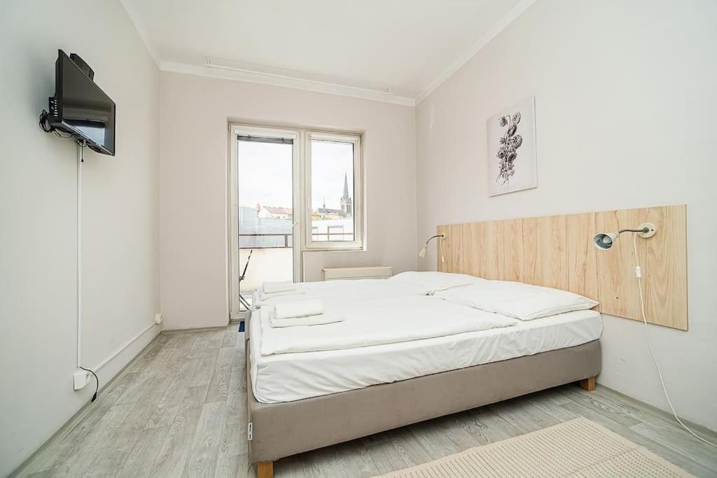 Bright 2 Bed With Big Terrace By Tram * Prague