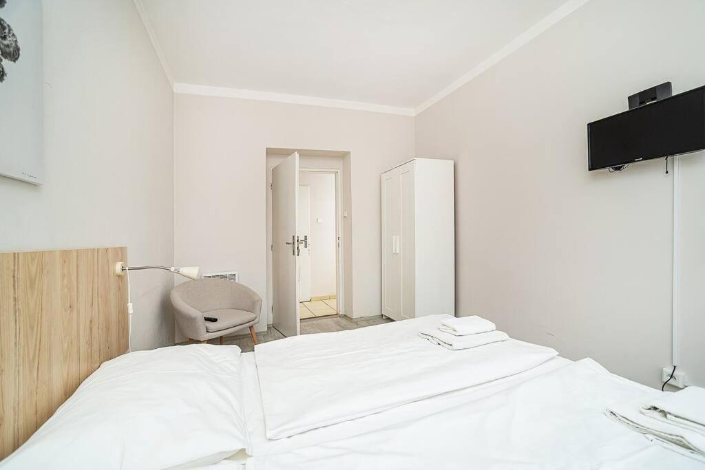 Bright 2 Bed With Big Terrace By Tram * Prague
