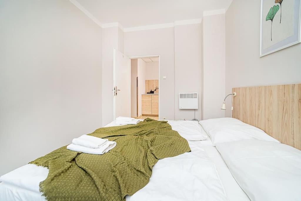 Bright 2 Bed With Big Terrace By Tram Prague