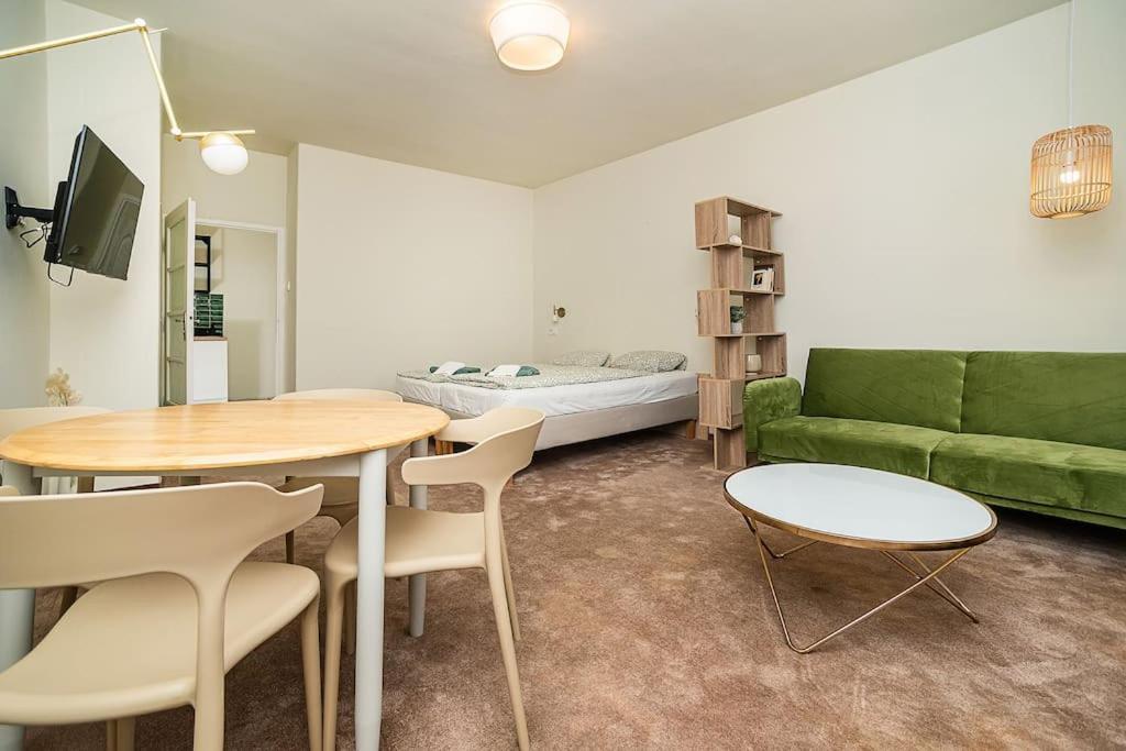 Modern With Balcony, Tv * Prague