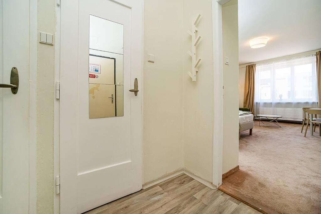 Apartment Modern With Balcony, Tv Prag