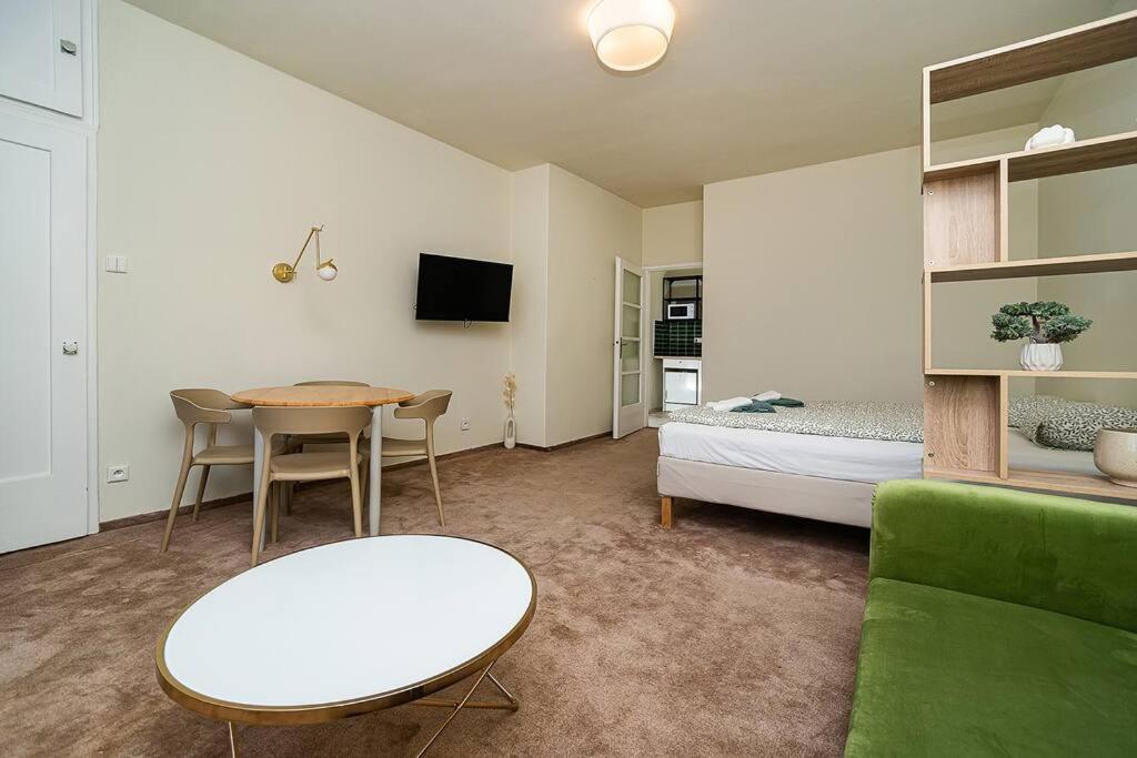 Modern With Balcony, Tv Apartment Prag