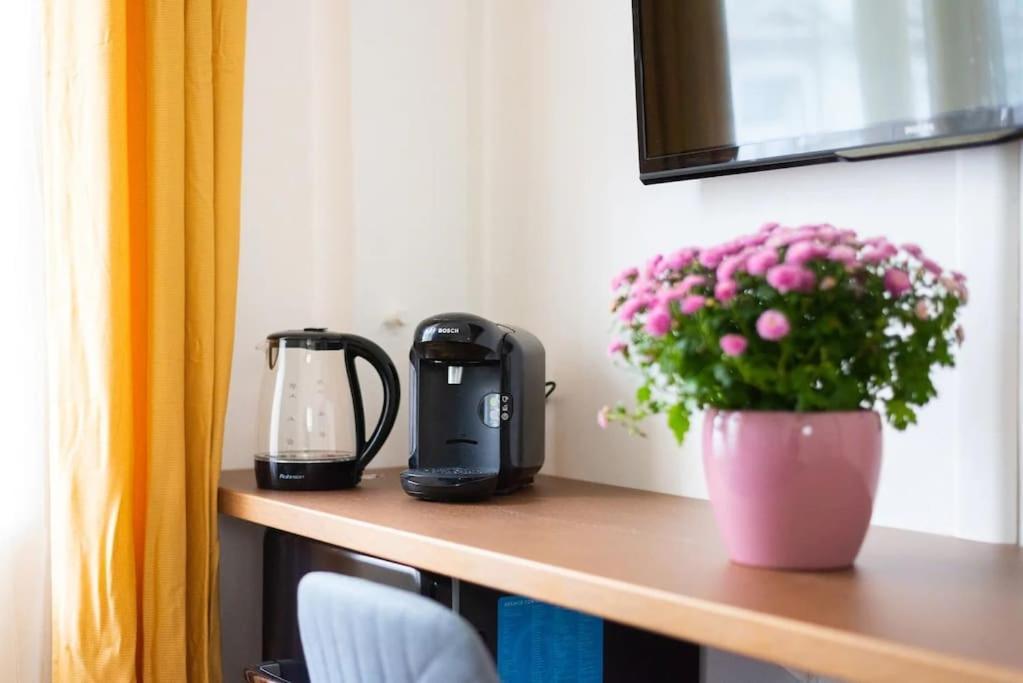 Cozy In The Centre W/balcony Apartment