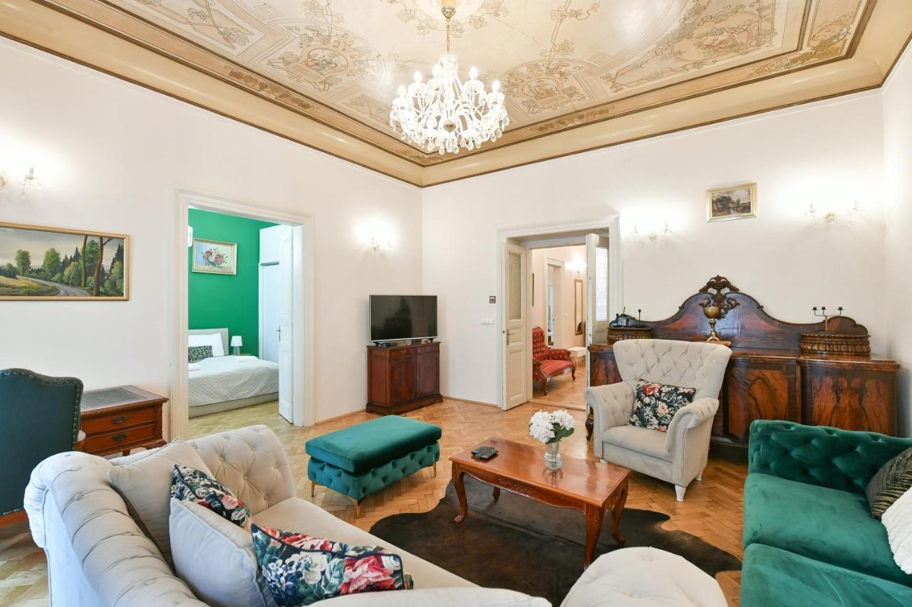 Stunning Charles Bridge Apartment *