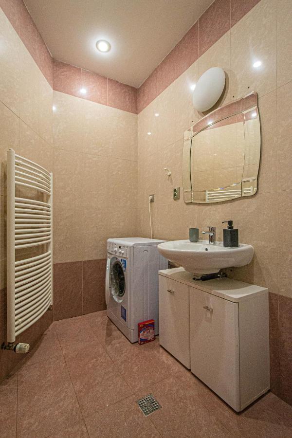 2bdr Flat Behind Museum Apartment