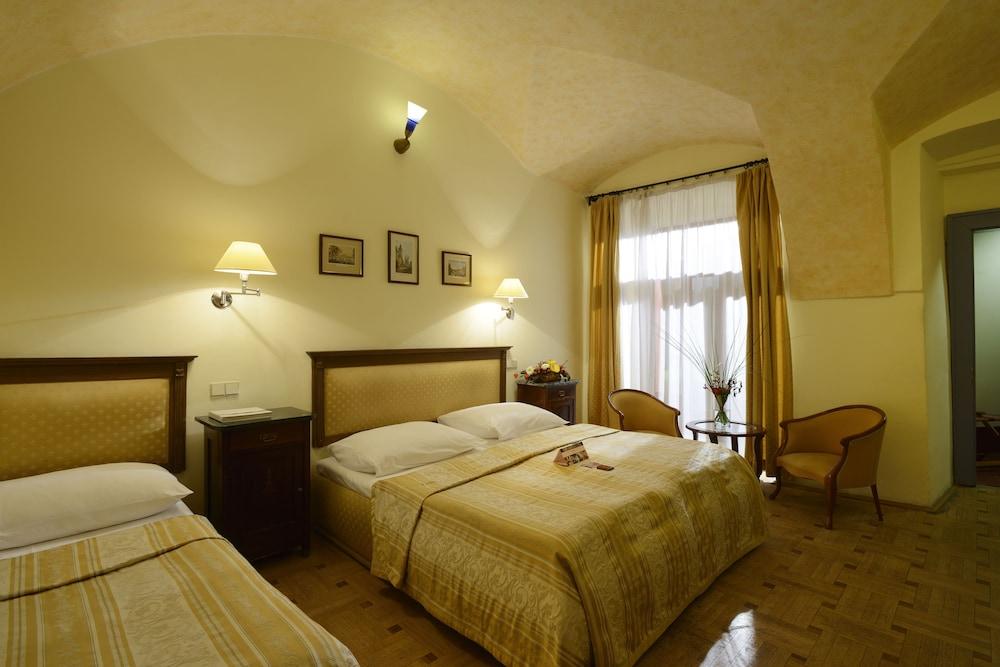 Elite Hotel 4*