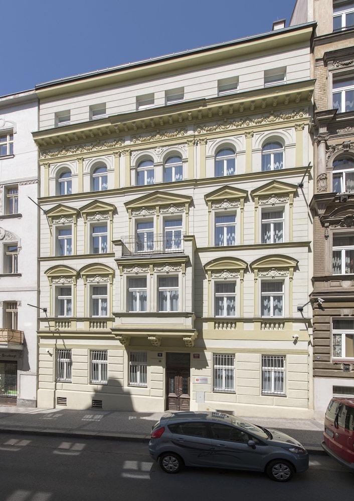 Apart Otel Downtown Kodanska 4*