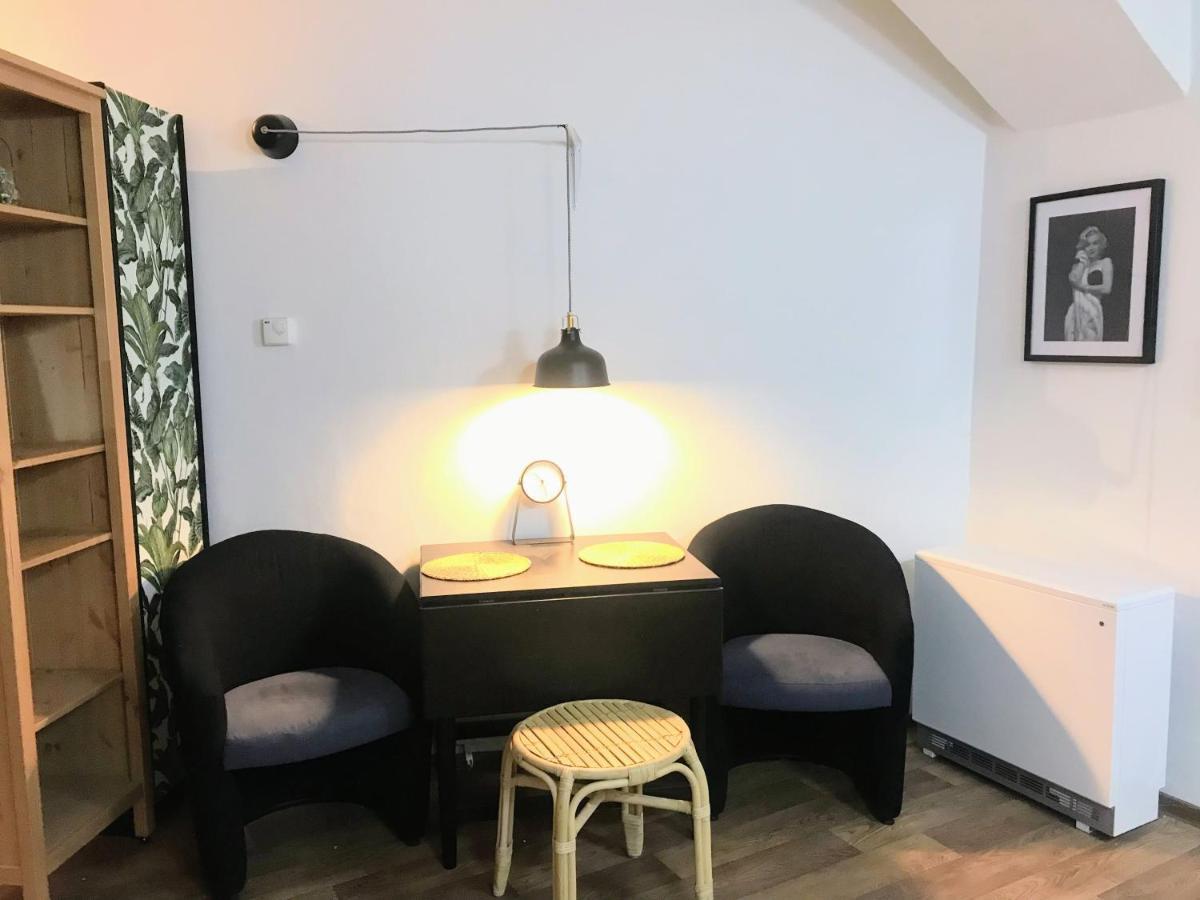Fun Tiki Vibe / Charles Bridge / Netflix Prague