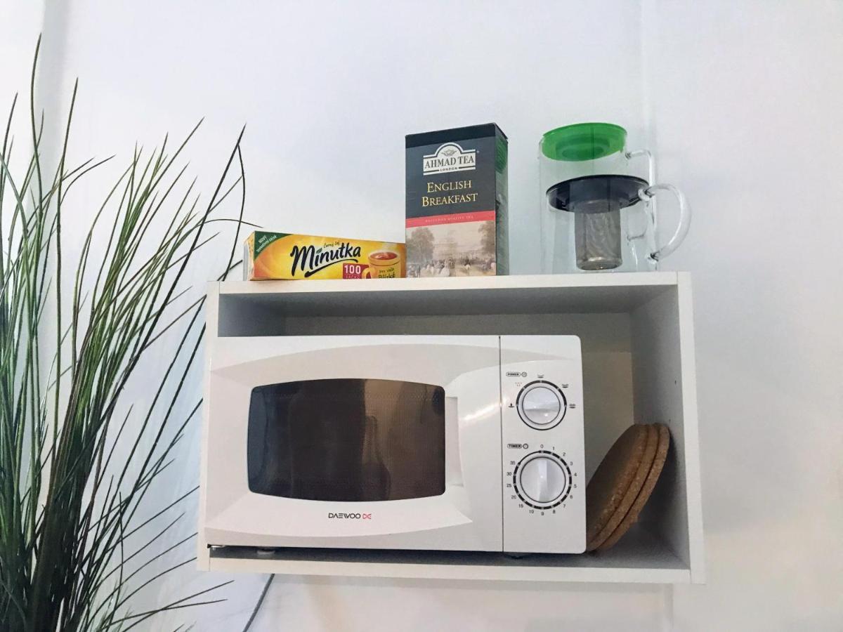 Apartment Fun Tiki Vibe / Charles Bridge / Netflix