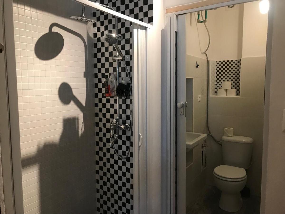 Fun Tiki Vibe / Charles Bridge / Netflix Prague