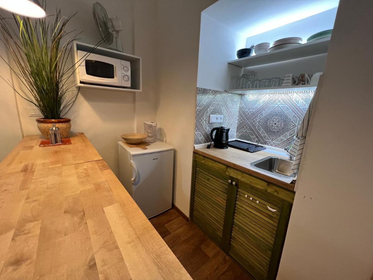 Fun Tiki Vibe / Charles Bridge / Netflix Prague