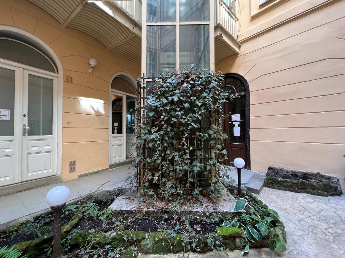 Fun Tiki Vibe / Charles Bridge / Netflix Apartment *