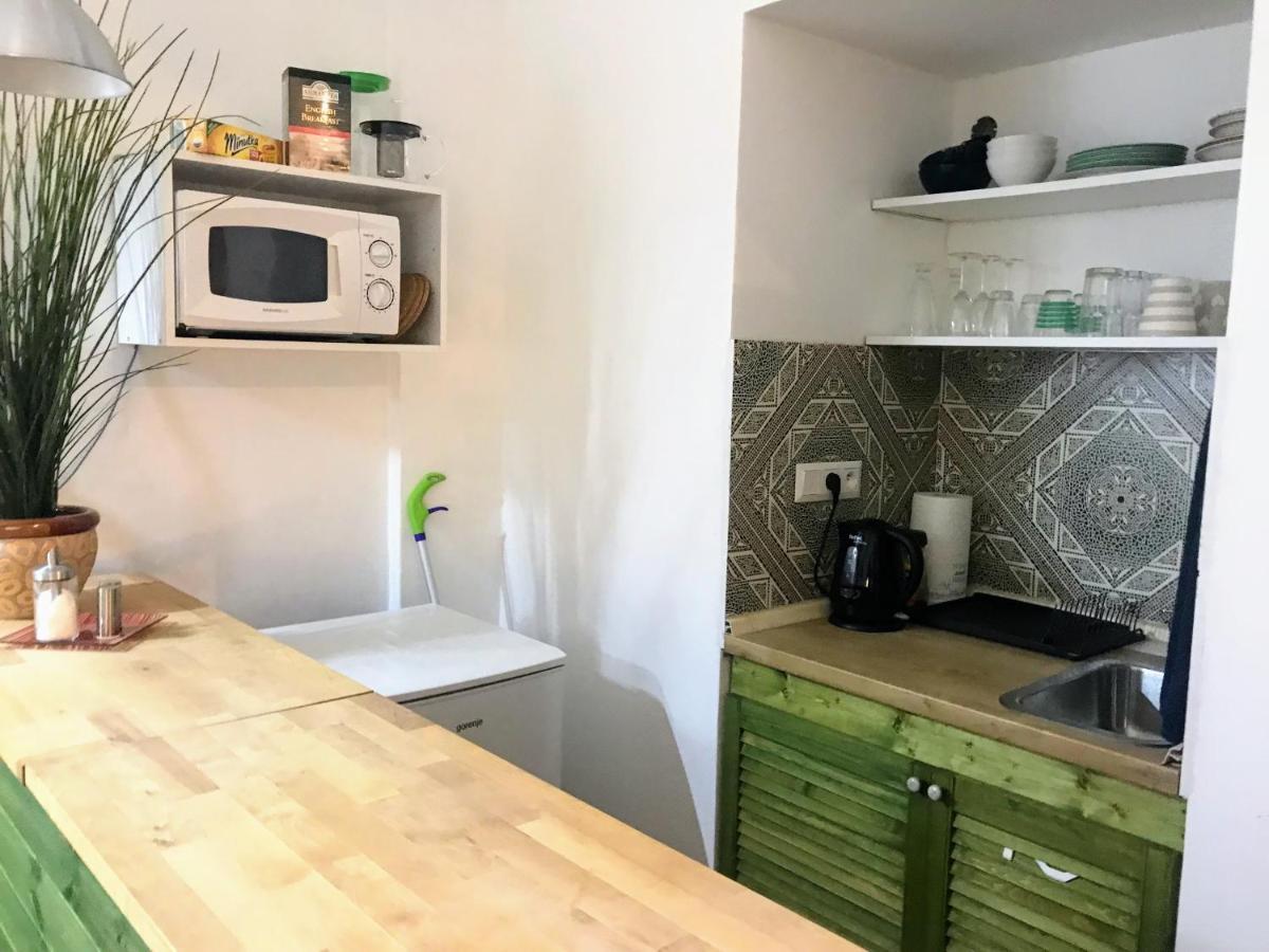 Fun Tiki Vibe / Charles Bridge / Netflix Apartment *