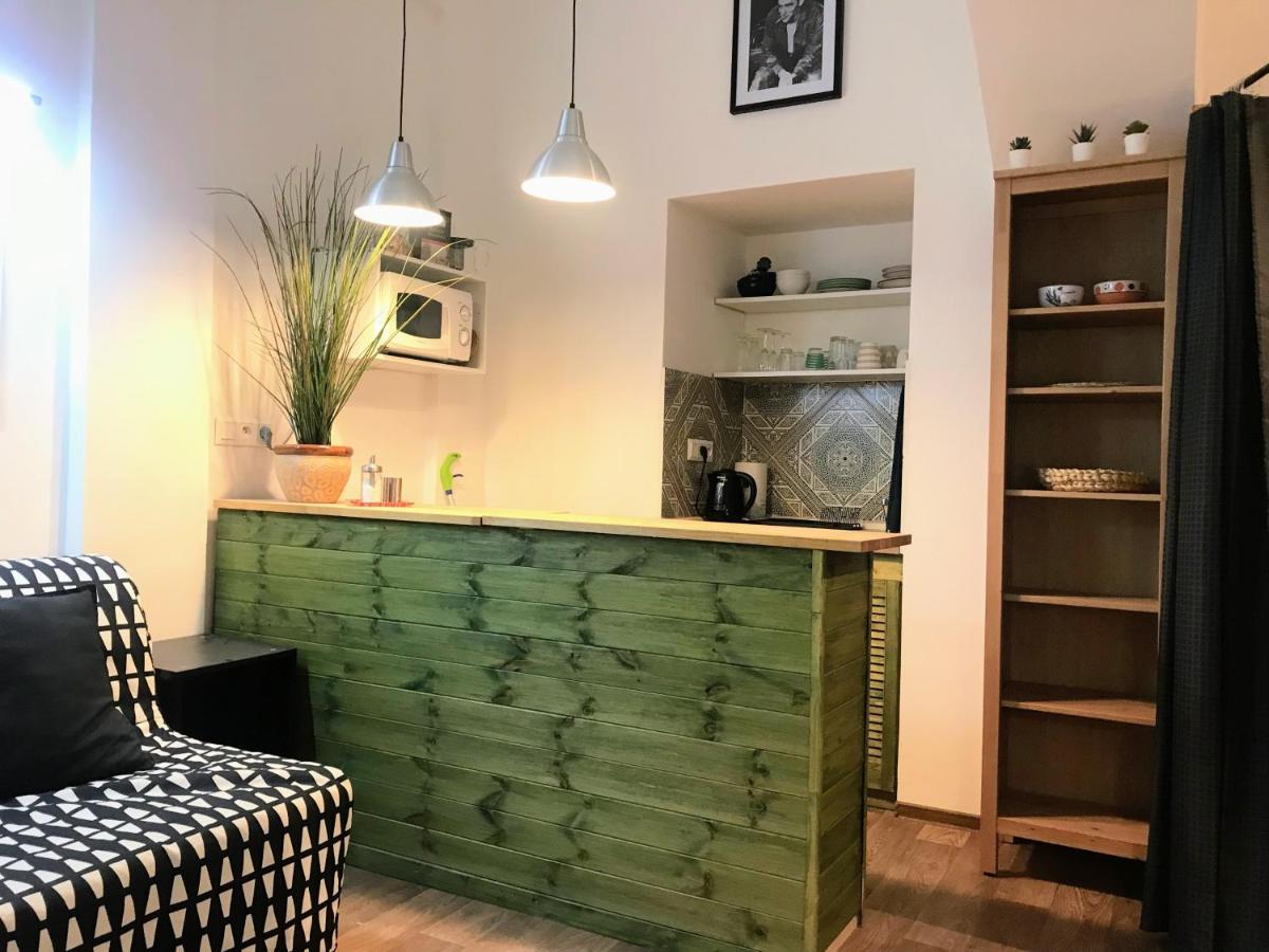 Fun Tiki Vibe / Charles Bridge / Netflix Apartment