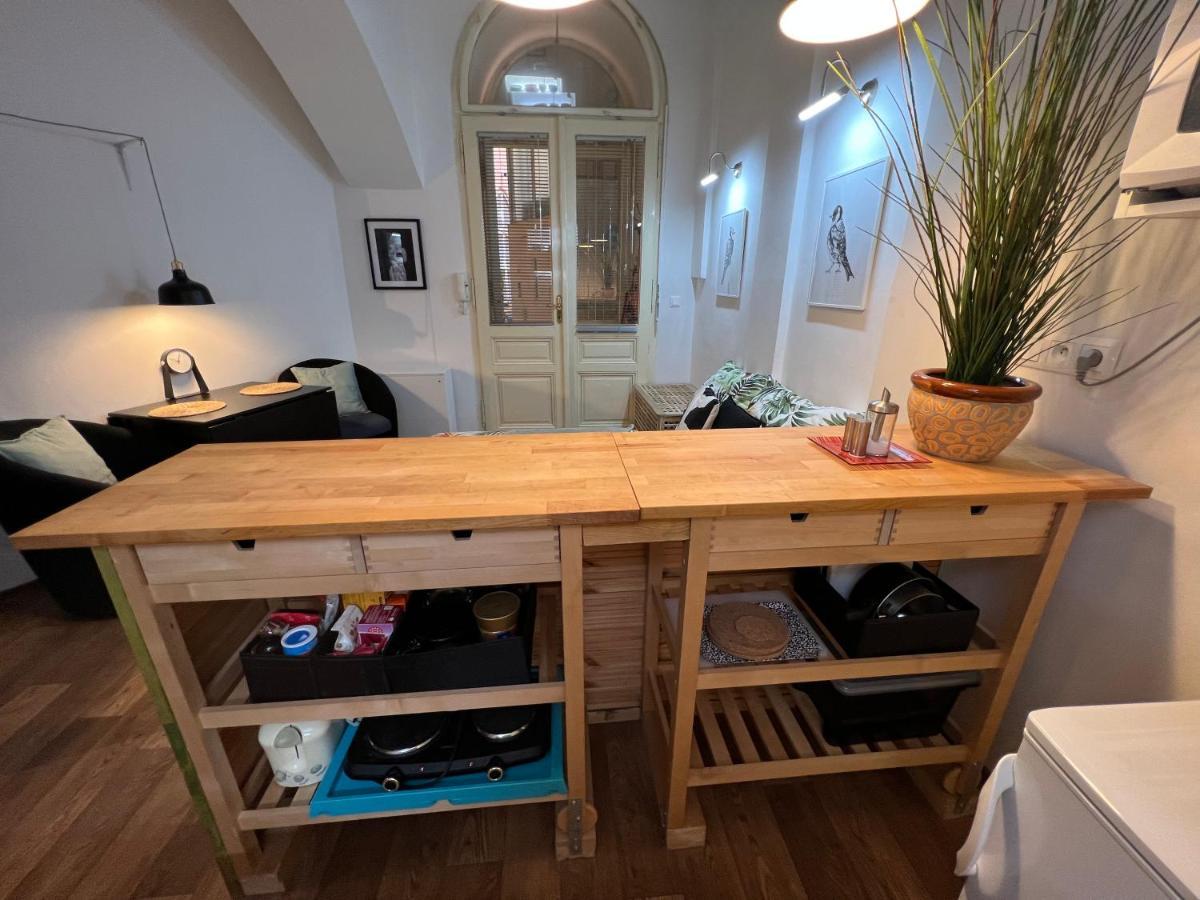 Apartment Fun Tiki Vibe / Charles Bridge / Netflix