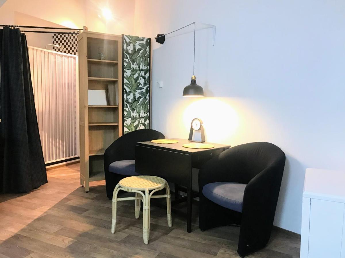 Apartment Fun Tiki Vibe / Charles Bridge / Netflix Prague