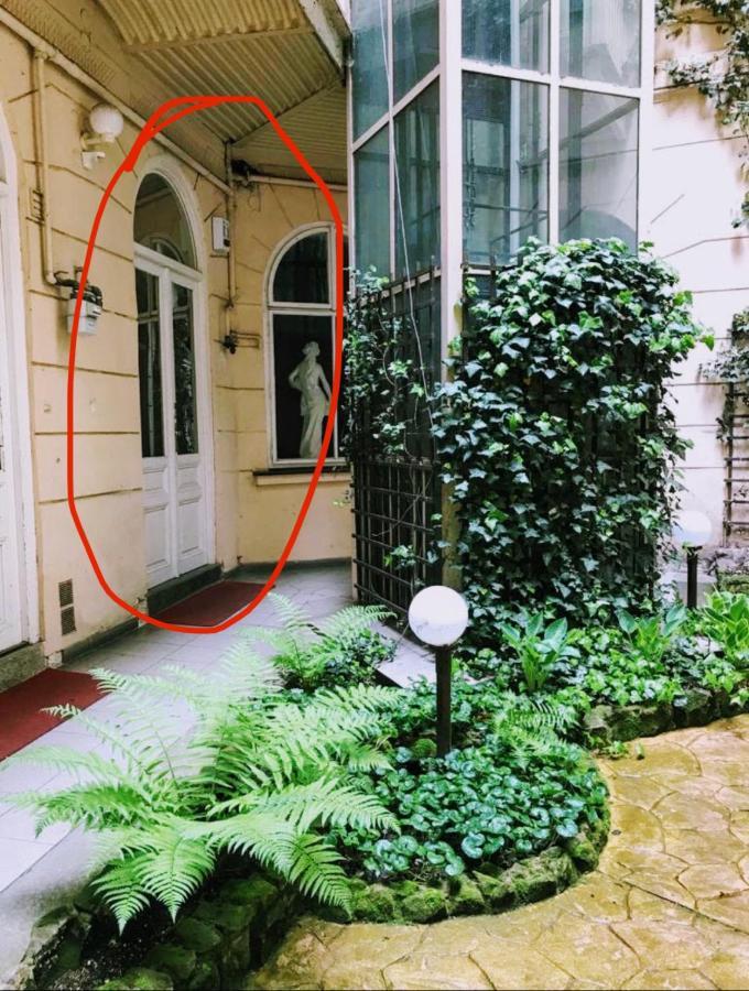 Fun Tiki Vibe / Charles Bridge / Netflix Apartment Prague
