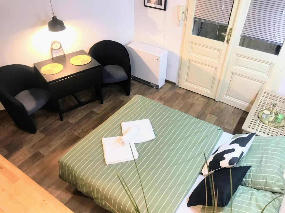 Fun Tiki Vibe / Charles Bridge / Netflix Apartment Prague