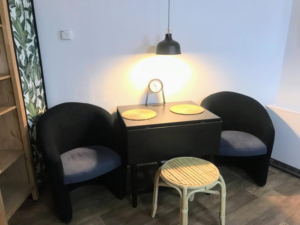 Fun Tiki Vibe / Charles Bridge / Netflix Apartment *