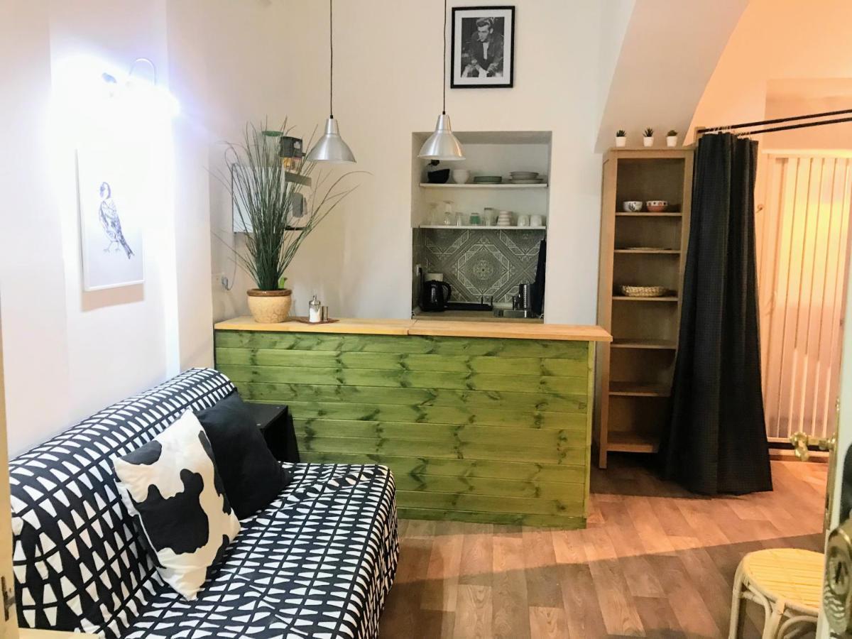 Apartment Fun Tiki Vibe / Charles Bridge / Netflix