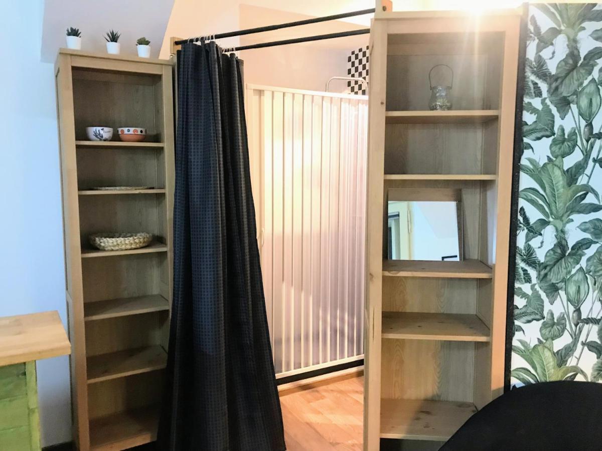 Fun Tiki Vibe / Charles Bridge / Netflix Apartment